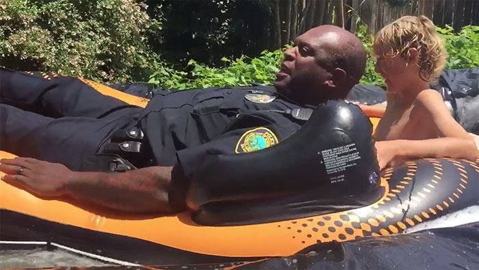 Сусіди викликали копів, аби зупинити незаконні розваги: поліцейські приїхали і приєднались Сусіди викликали копів, аби зупинити незаконні розваги: поліцейські приїхали і приєднались