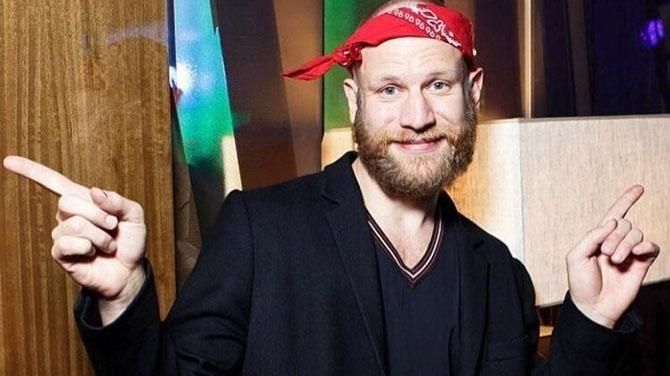 Дорн знову відзначився: співак у Маріуполі зачитав вірша про "лукавих патріотів" Дорн знову відзначився: співак у Маріуполі зачитав вірша про "лукавих патріотів"