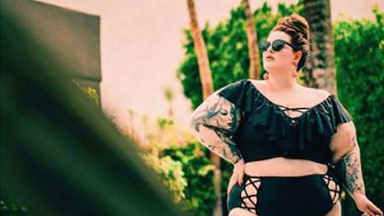 Відома пишнотіла модель показала, як вона підготувалась до літа: відео Відома пишнотіла модель показала, як вона підготувалась до літа: відео