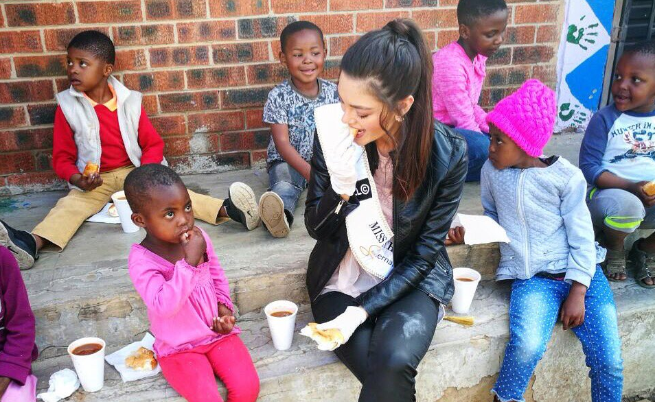 Мисс Южная Африка пришла на встречу с темнокожими детьми в перчатках: разгорелся скандал
