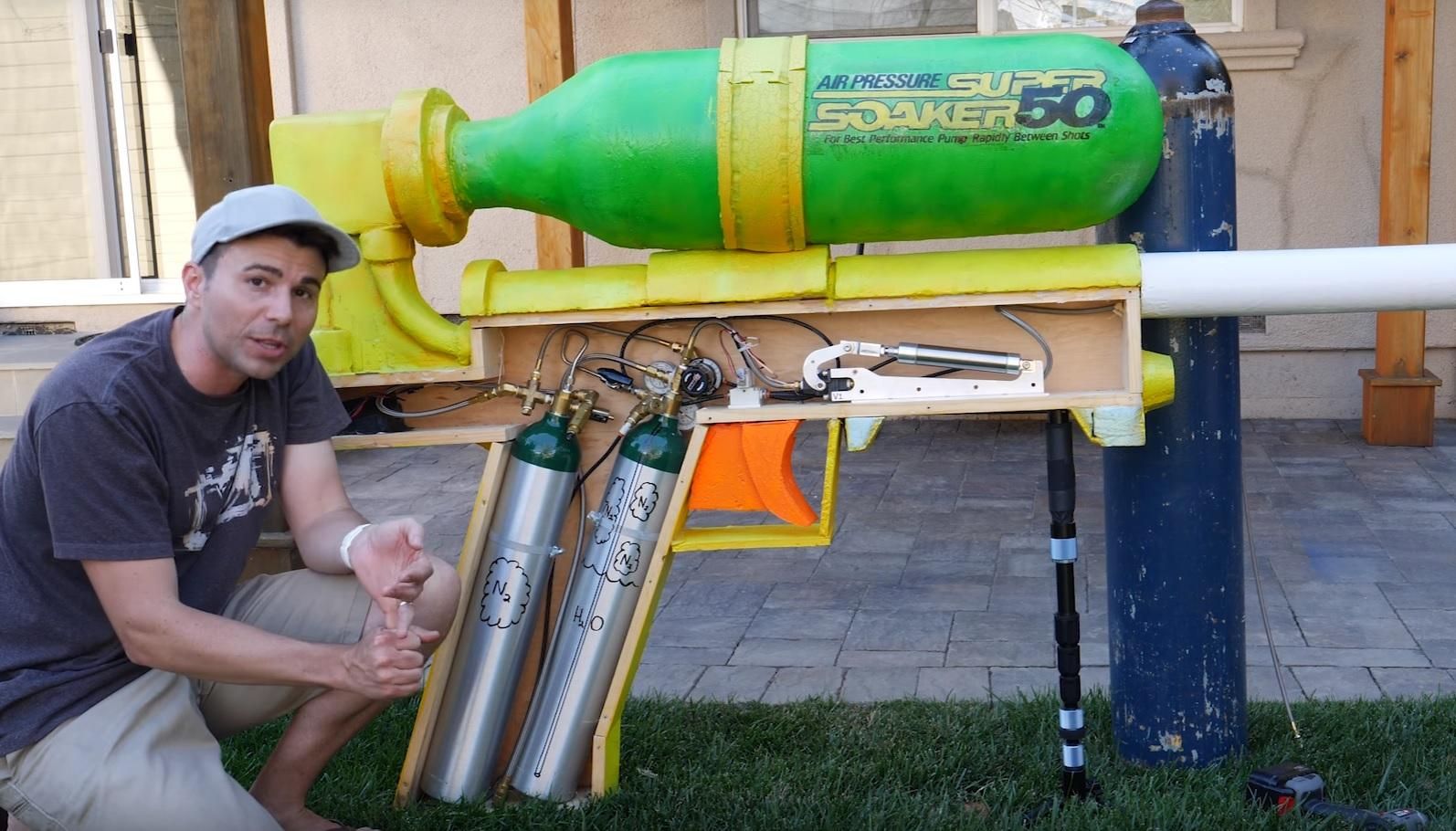 Колишній інженер NASA створив гігантський водяний пістолет: відео
