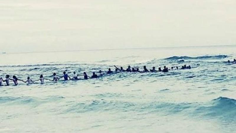 Неймовірна людяність: десятки незнайомців живим ланцюгом рятували віднесених у море