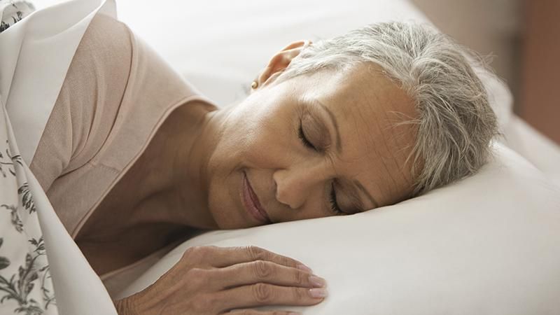 Чому у літніх людей неспокійний сон: відповідь вчених 