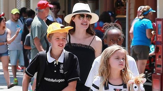 Анджелина Джоли отпраздновала день рождения двойняшек в Диснейленде Анджелина Джоли отпраздновала день рождения двойняшек в Диснейленде