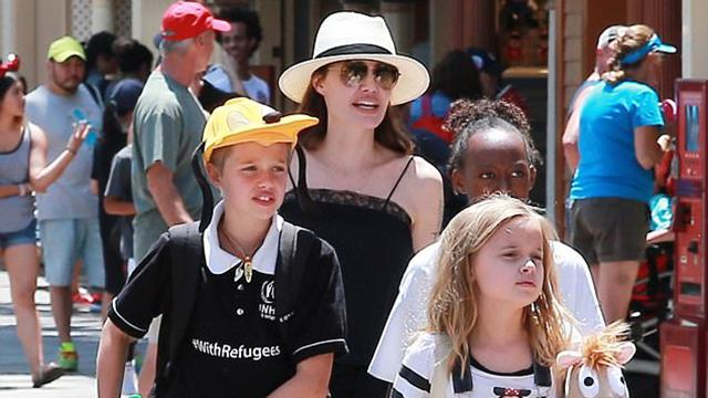 Анджелина Джоли отпраздновала день рождения двойняшек в Диснейленде