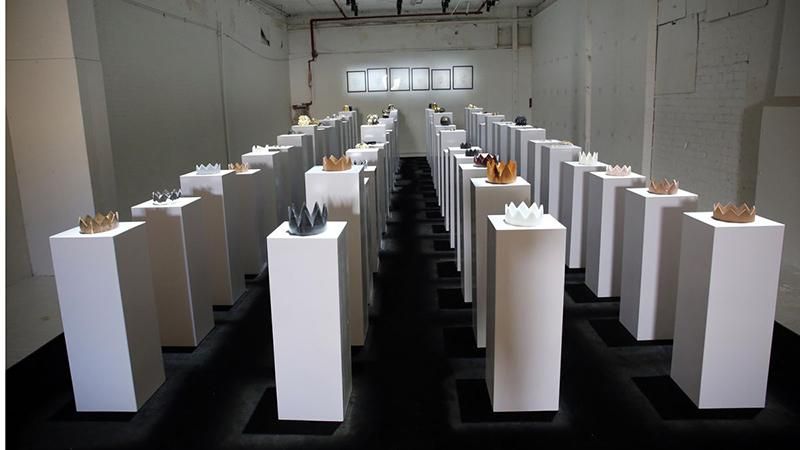 Дівчина розбила експонати на 200 тисяч доларів, коли робила селфі: відео Дівчина розбила експонати на 200 тисяч доларів, коли робила селфі: відео