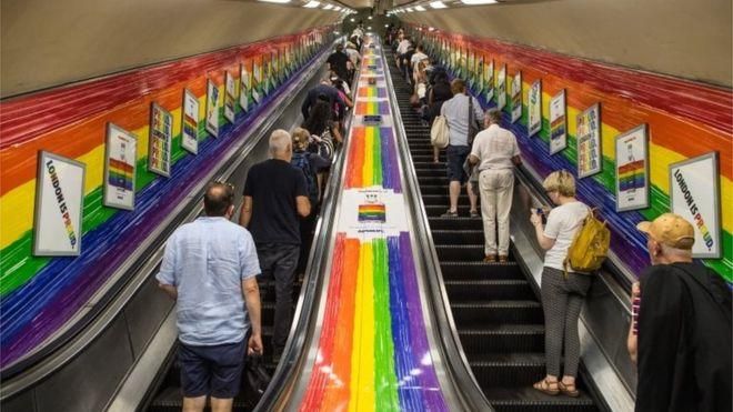 Більше ніякого "леді і джентельмени": в Лондонському метро змінили привітання