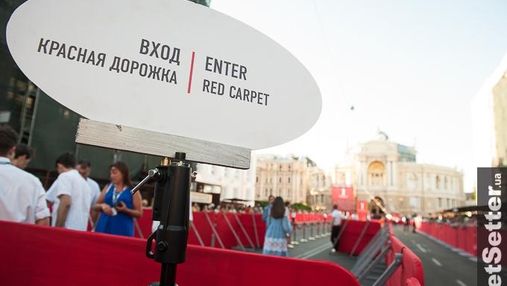 Хто завітав на червону доріжку Одеського міжнародного кінофестивалю: розкішні фото зірок