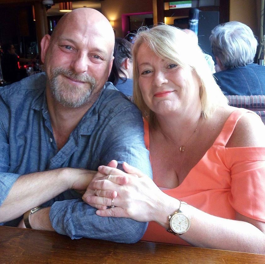 Танцевальный нокаут: как пара пыталась повторить трюк из "Грязных танцев" Танцевальный нокаут: как пара пыталась повторить трюк из "Грязных танцев"