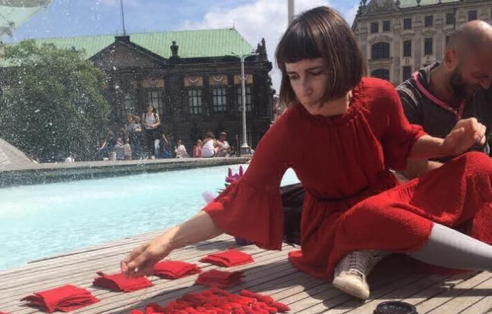 Українка у Польщі створила зворушливу інсталяцію, присвячену жертвам збитого Боїнга Українка у Польщі створила зворушливу інсталяцію, присвячену жертвам збитого Боїнга