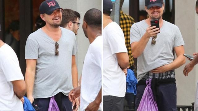 Ди Каприо беззаботно прогулялся с мусорным пакетом вместо сумки: фото Ди Каприо беззаботно прогулялся с мусорным пакетом вместо сумки: фото