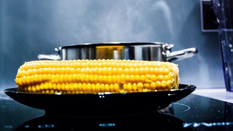 Як правильно їсти кукурудзу: оригінальний лайфхак