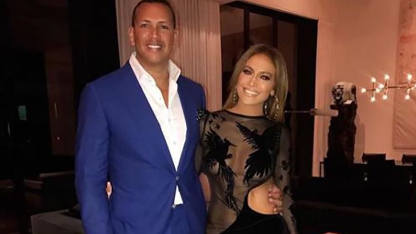 Джей Ло відсвяткувала свій день народження в напівпрозорій сукні: з’явились гарячі фото і відео Джей Ло відсвяткувала свій день народження в напівпрозорій сукні: з’явились гарячі фото і відео