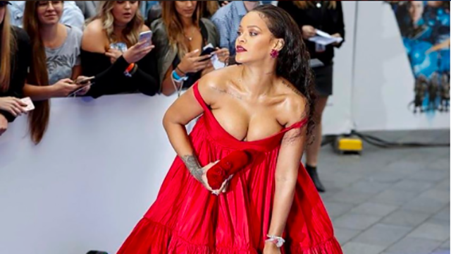 Рианна похвасталась очень откровенным декольте на премьере фильма: фото