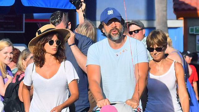 Пенелопа Крус показала семейный отдых в Диснейленде: фото