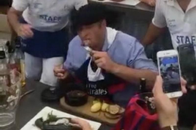 Міський голова на спір з’їв щура: опублікували відео Міський голова на спір з’їв щура: опублікували відео