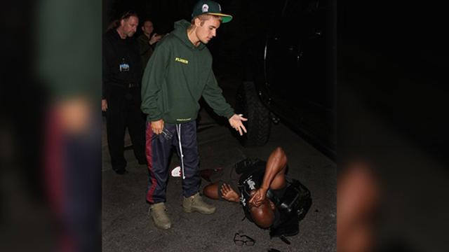 Джастин Бибер сбил папарацци на своем внедорожнике: видео