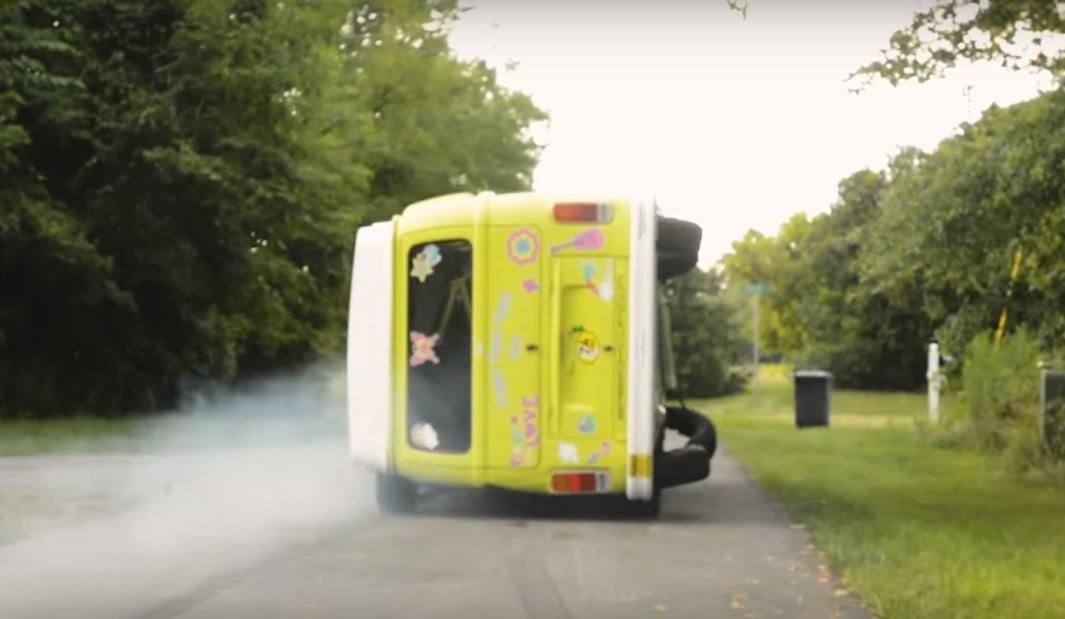 Мужчина создал гоночный автомобиль из фургона, который ездит на боку: видео