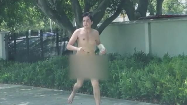 Мужчина ограбил банк, а потом голышом разбросал деньги по улице: видео Мужчина ограбил банк, а потом голышом разбросал деньги по улице: видео