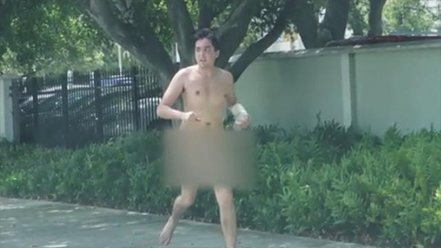 Мужчина ограбил банк, а потом голышом разбросал деньги по улице: видео