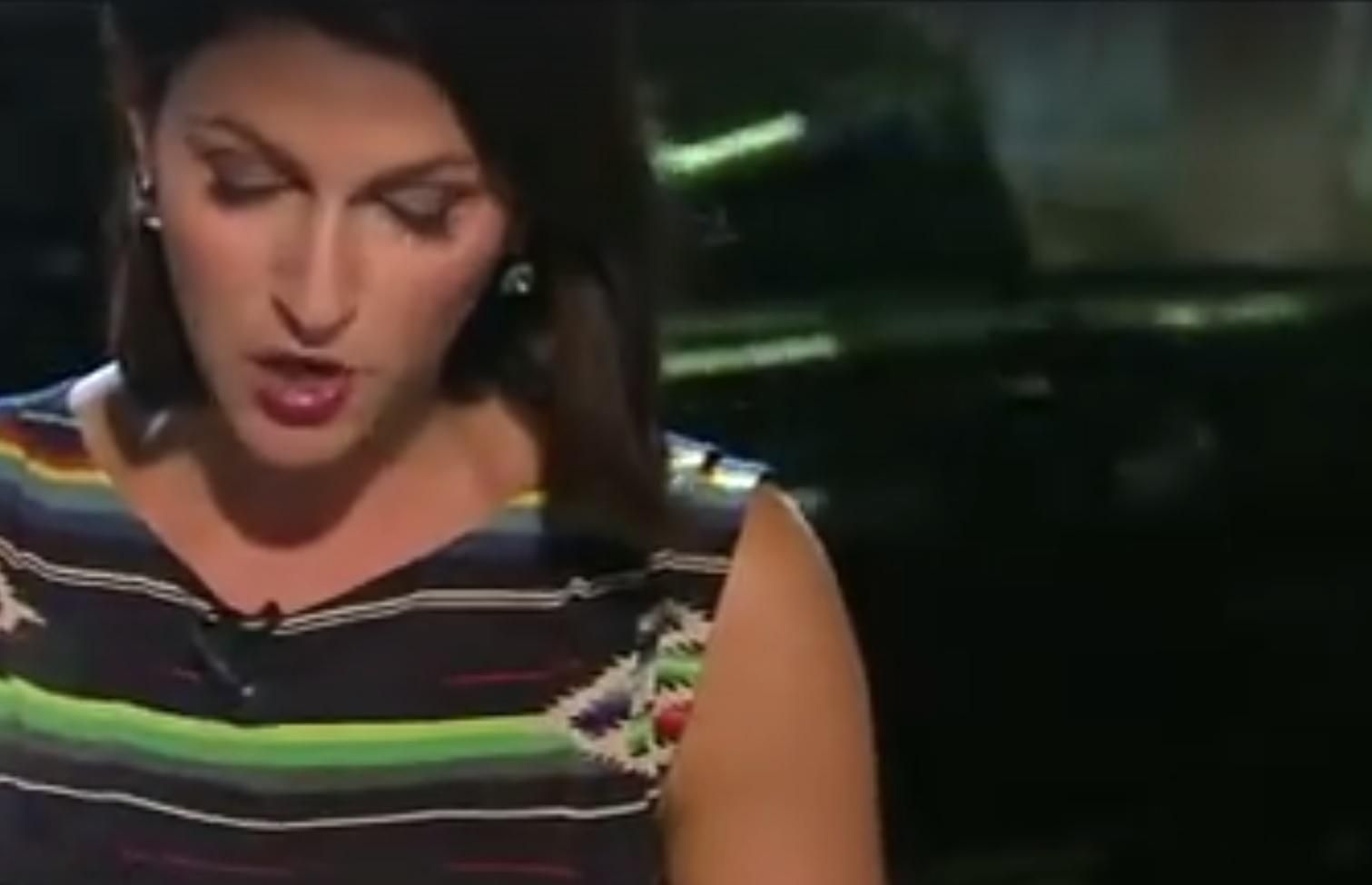 Ведуча провела ефір із величезним павуком на плечі: відео Ведуча провела ефір із величезним павуком на плечі: відео