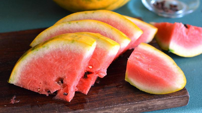 Почему нельзя доедать арбуз: объяснение врача