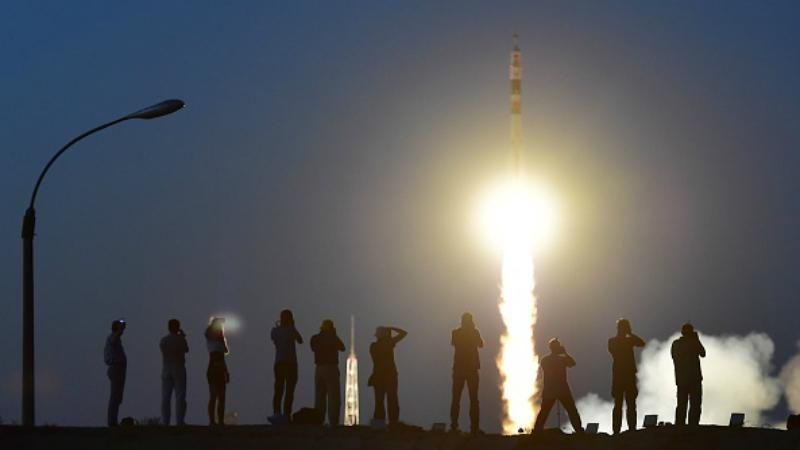 Як НЛО: Непересічне видовище, як космічний корабель пролітає над містом Як НЛО: Непересічне видовище, як космічний корабель пролітає над містом