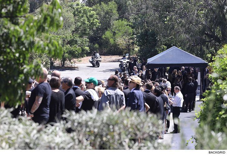 На похороны Честера Беннингтона все надели браслеты: фото На похороны Честера Беннингтона все надели браслеты: фото