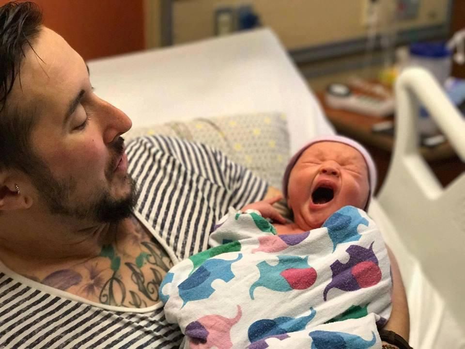 Мужчина-трансгендер из США родил ребенка: появились фото
