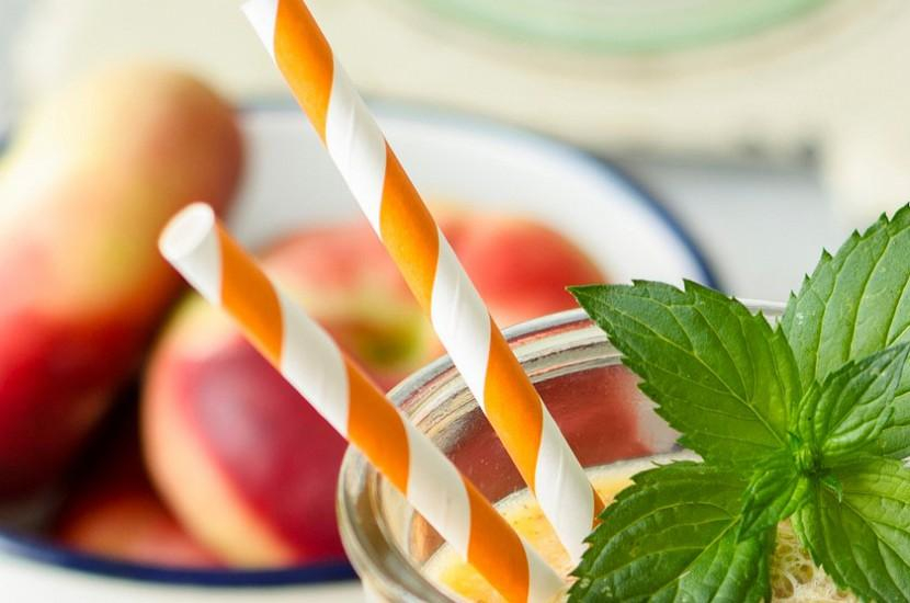 Быстрый и питательный завтрак: молочный смузи с бананом и нектарином