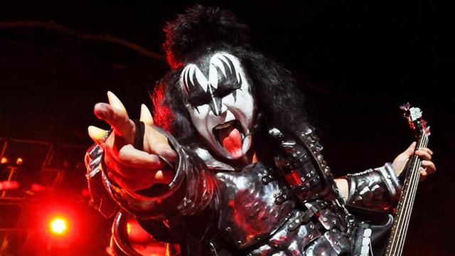 На телятку знайшли сценічний образ лідера групи Kiss: фото На телятку знайшли сценічний образ лідера групи Kiss: фото