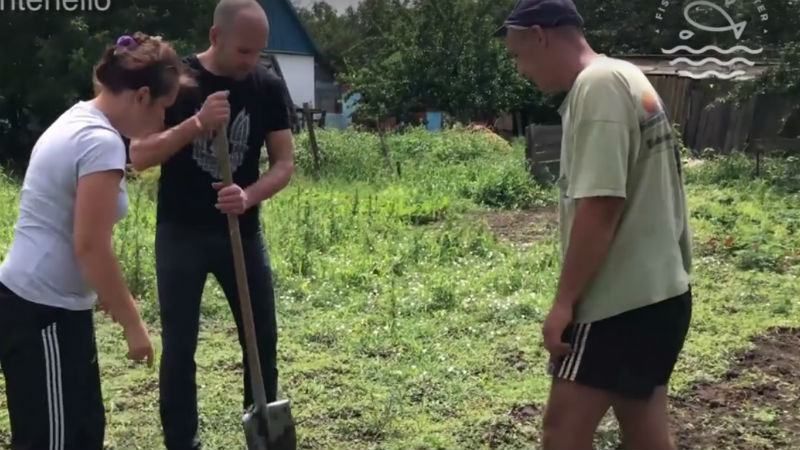 Американец приехал в украинское село и учился копать картошку: забавный видеоблог
