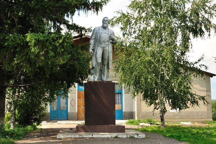 Демонтированный в Украине Энгельс стал арт-объектом в Манчестере Демонтированный в Украине Энгельс стал арт-объектом в Манчестере