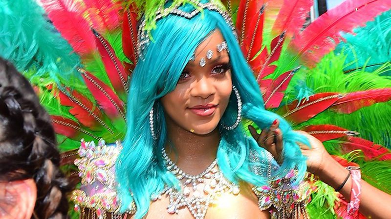 Рианна сменила имидж и в очередной раз удивила откровенным образом: фото Рианна сменила имидж и в очередной раз удивила откровенным образом: фото