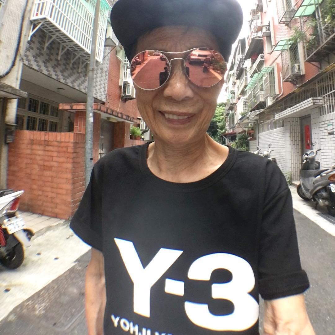 88-летняя бабушка удивляет модными луками и образом жизни: фото