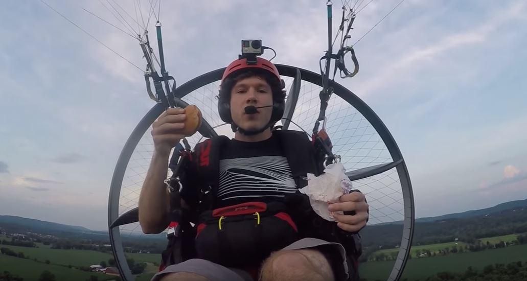 Американец слетал в "МакДональдс" на летательном аппарате, чтобы купить бургер: видео