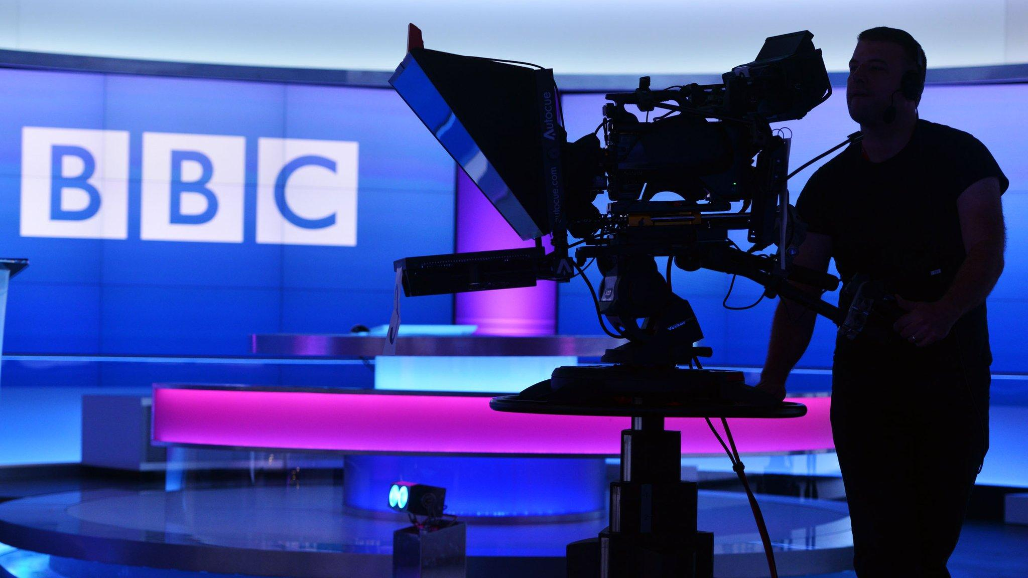 Работник ВВС в прямом эфире смотрел фильм для взрослых