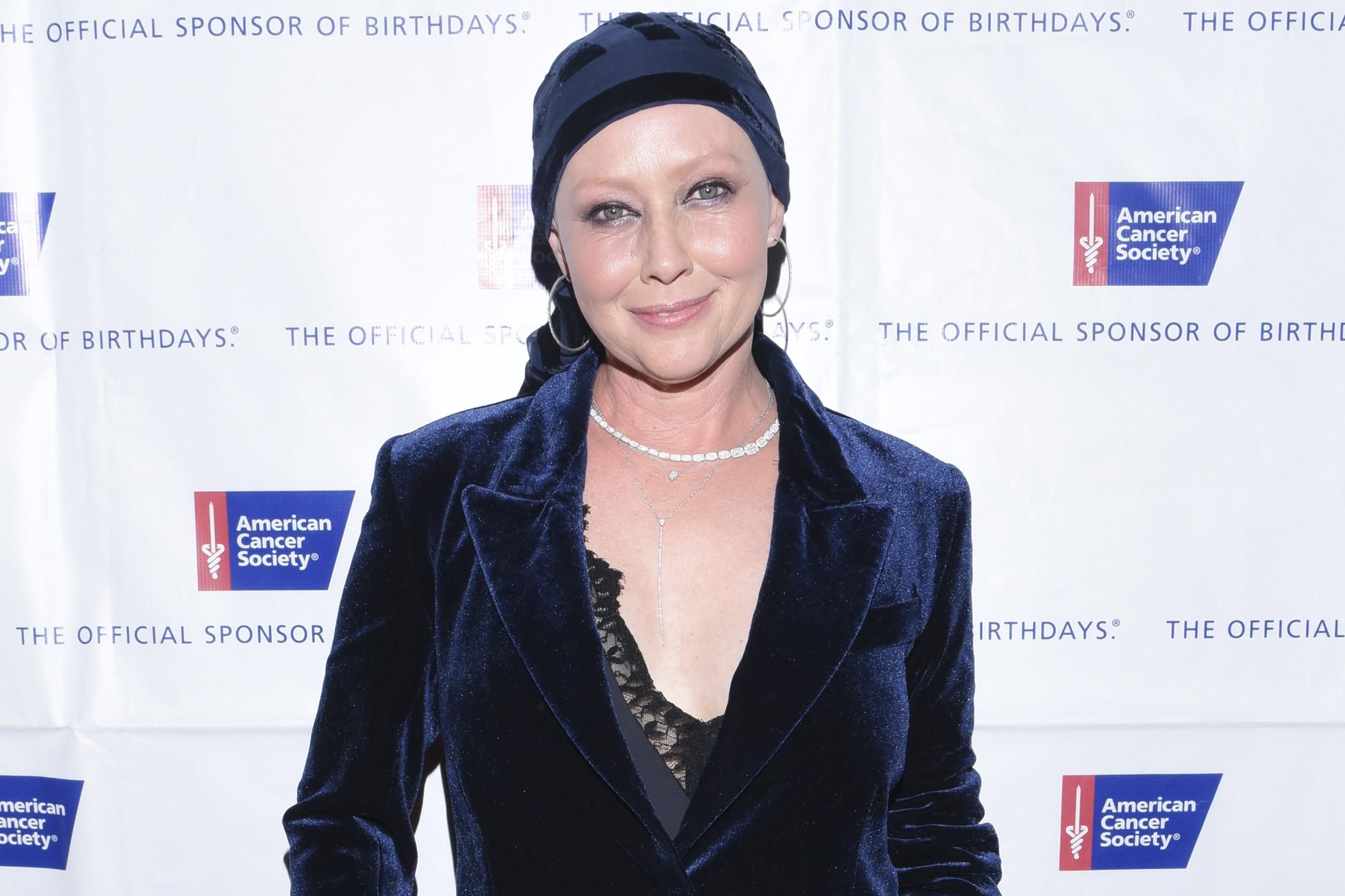 Зірка "Всі жінки – відьми" повернулась до зйомок після двох років боротьби з раком Зірка "Всі жінки – відьми" повернулась до зйомок після двох років боротьби з раком