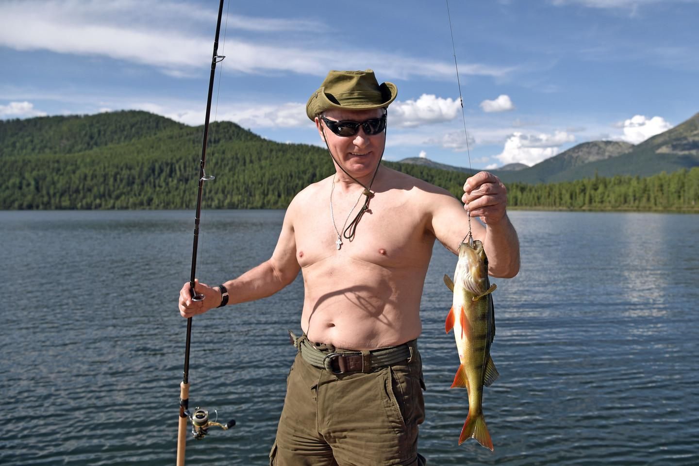 Даже на отдыхе он – пропагандист: эксперт высмеял Путина-рыболова