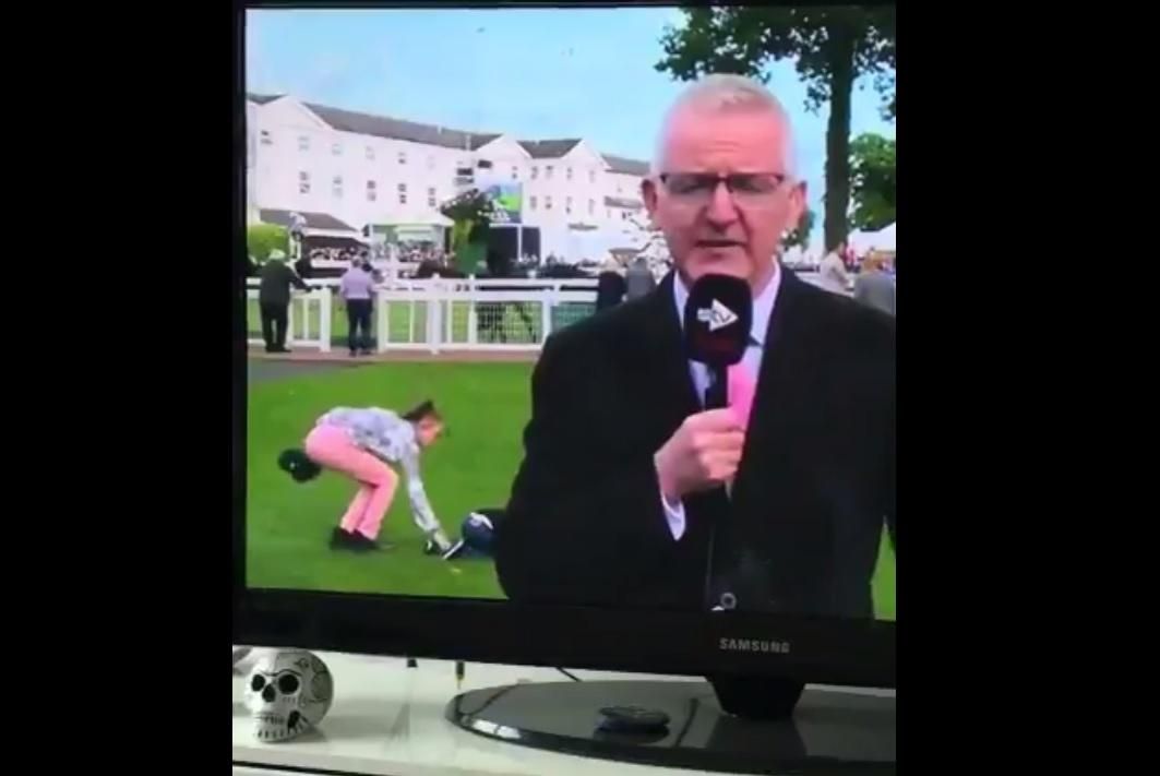 Очередной конфуз в прямом эфире: мальчика за ноги вытащили из-под камер Очередной конфуз в прямом эфире: мальчика за ноги вытащили из-под камер