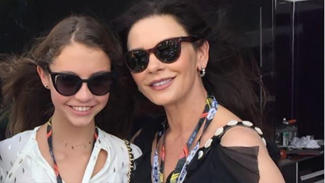 Кетрін Зета-Джонс показала фото вже дорослої доньки Кетрін Зета-Джонс показала фото вже дорослої доньки