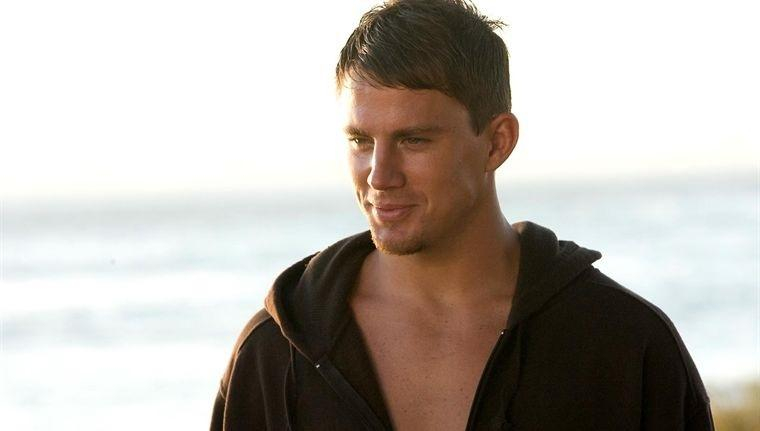 Ченнинг Татум устроил зажигательные танцы с кассиршей на заправке: видео