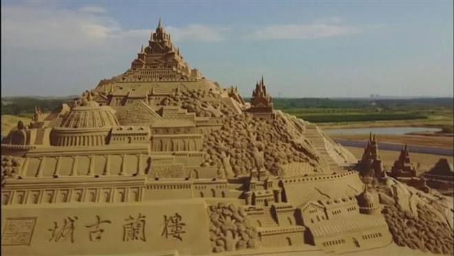В Китае построили самую большую в мире скульптуру из песка: впечатляющие фото и видео