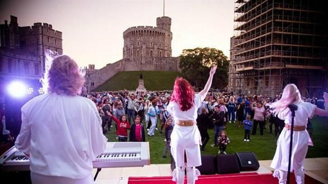 91-річна королева Єлизавета влаштувала ABBA-вечірку у замку 91-річна королева Єлизавета влаштувала ABBA-вечірку у замку