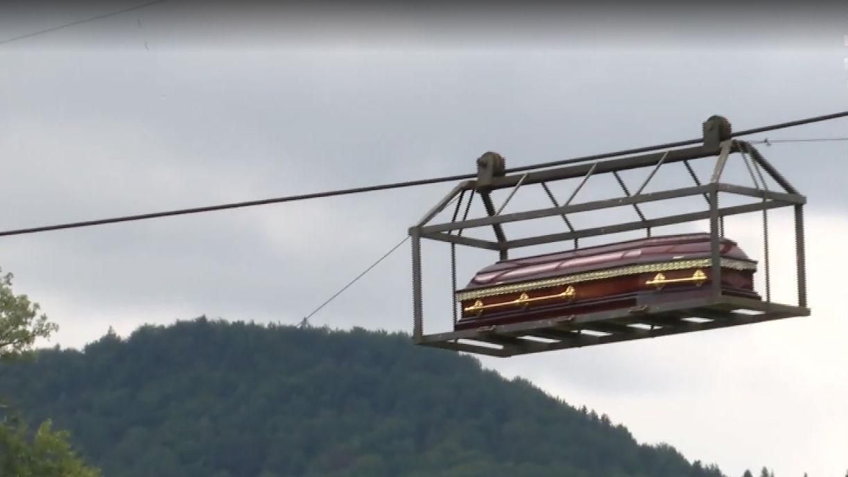 Не для живих: в Україні з'явилась канатна дорога для небіжчиків Не для живих: в Україні з'явилась канатна дорога для небіжчиків