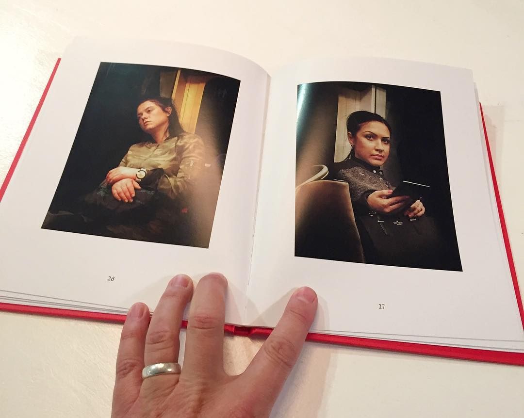 Фотограф снимает уставших пассажиров метро в стиле классических картин: интересные фото Фотограф снимает уставших пассажиров метро в стиле классических картин: интересные фото