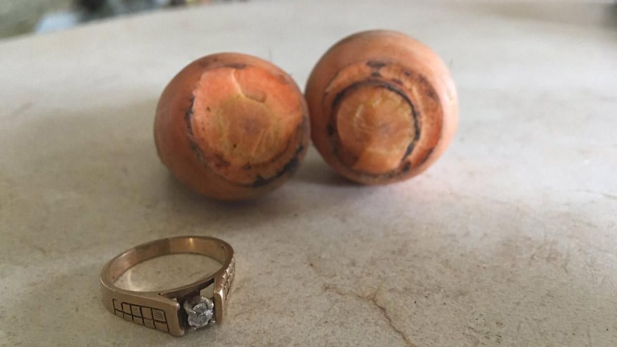 Жінка знайшла загублену 13 років тому обручку в моркві: дивовижна історія