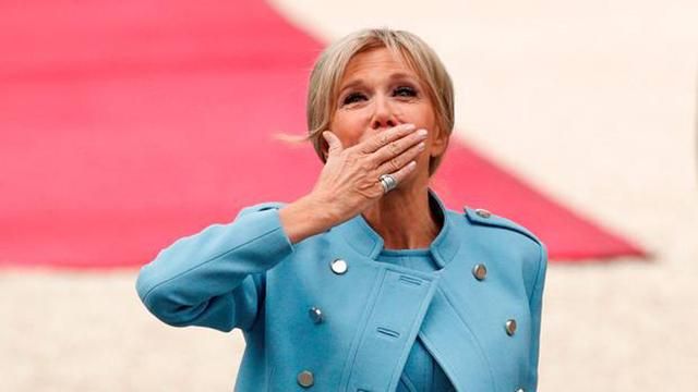 Перша леді Франції знялася для модного журналу і розповіла про стосунки з чоловіком Перша леді Франції знялася для модного журналу і розповіла про стосунки з чоловіком