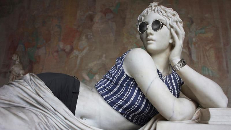 Хипстеры в камне: фотограф стильно одел известные скульптуры