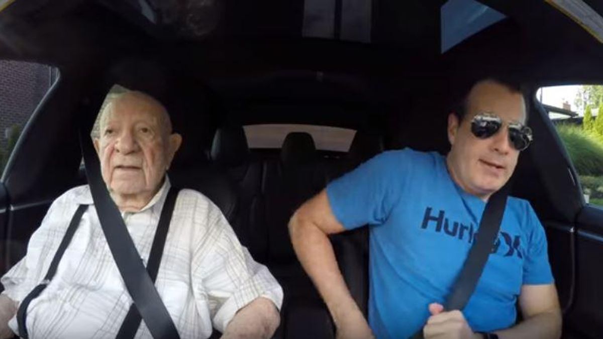 97-річного дідуся покатали в Tesla і зняли на відео: неймовірні враження 97-річного дідуся покатали в Tesla і зняли на відео: неймовірні враження